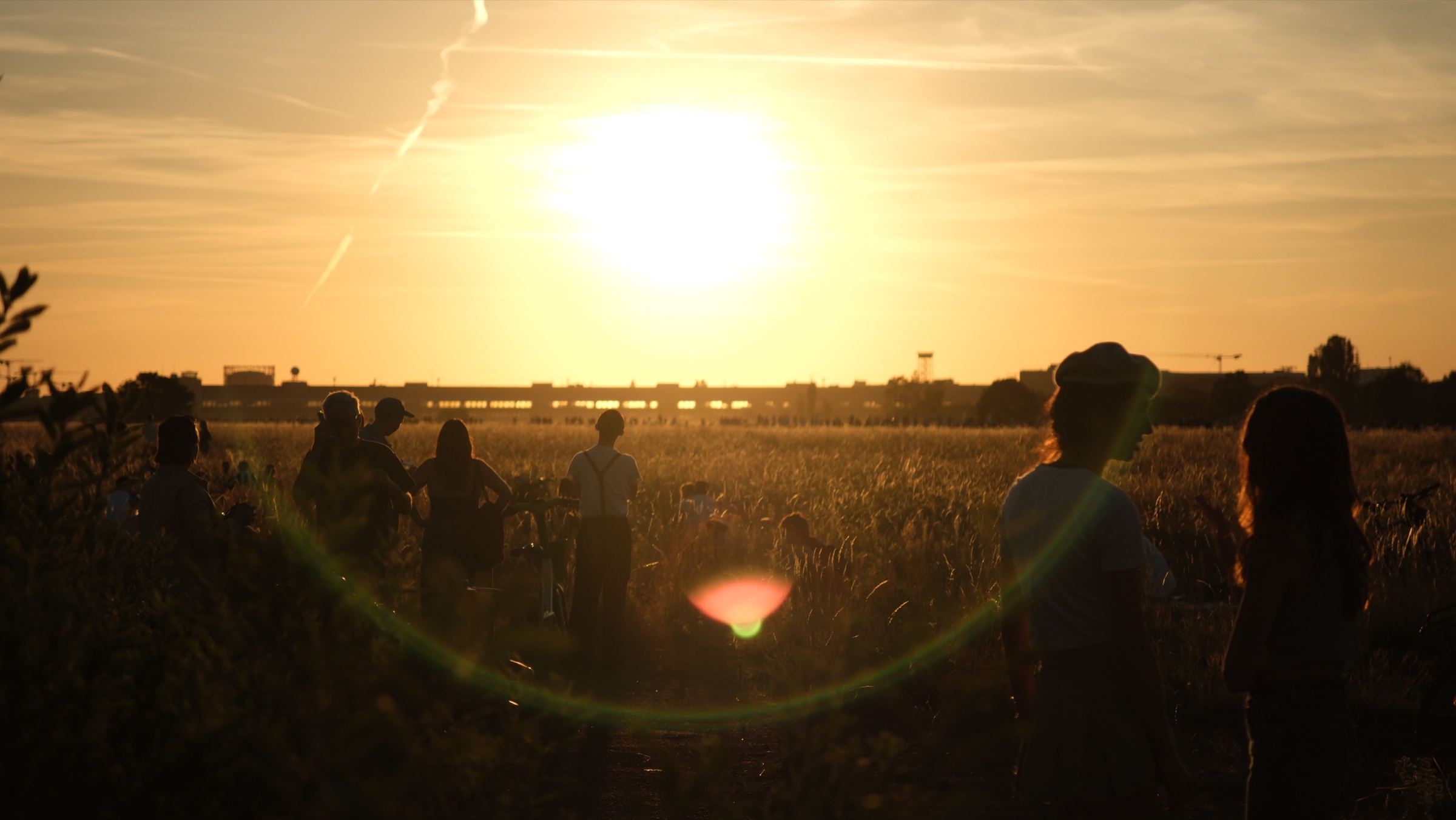 Menschen bei einem Sommerabend auf dem Tempelhofer Feld in Berlin